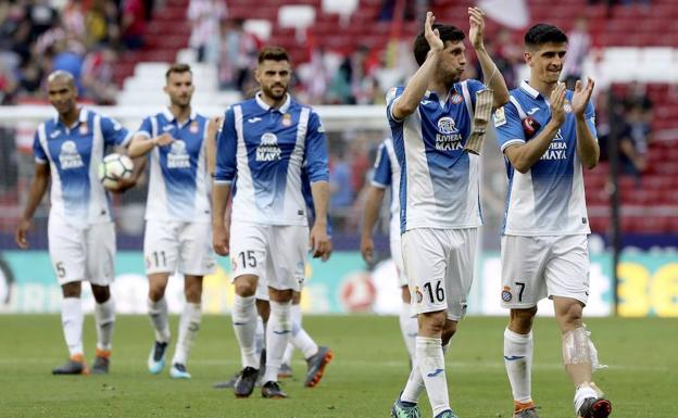 Jugadores del Espanyol agradeciendo su apoyo a la afición