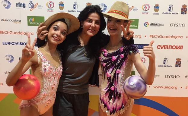 Paula Serrano y Olatz Rodríguez, junto a Ruth Fernández.