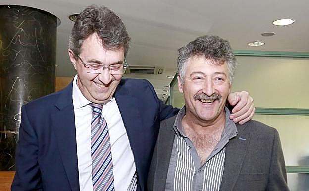Juan Martínez Majo (izquierda) junto a Ángel Calvo en la sede del PP. 