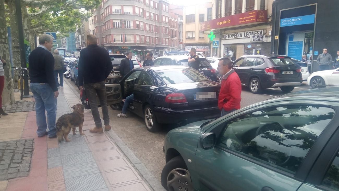 Una disputa por una plaza de aparcamiento acaba en bronca, agresión y una persona en el hospital