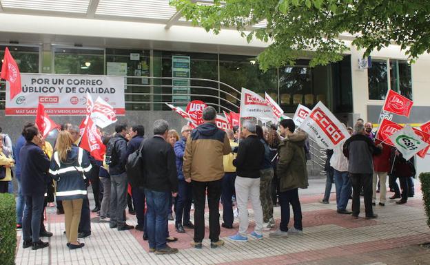 Trabajadores de Correos, durante el paro de León. 