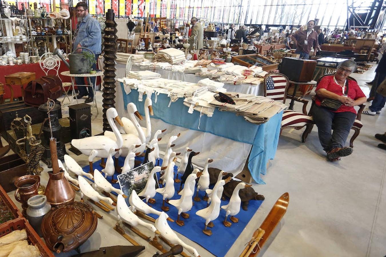 Se abre en el Palacio de Exposiciones de León la Feria Vintage, una cita para los apasionados de las antiguedades.