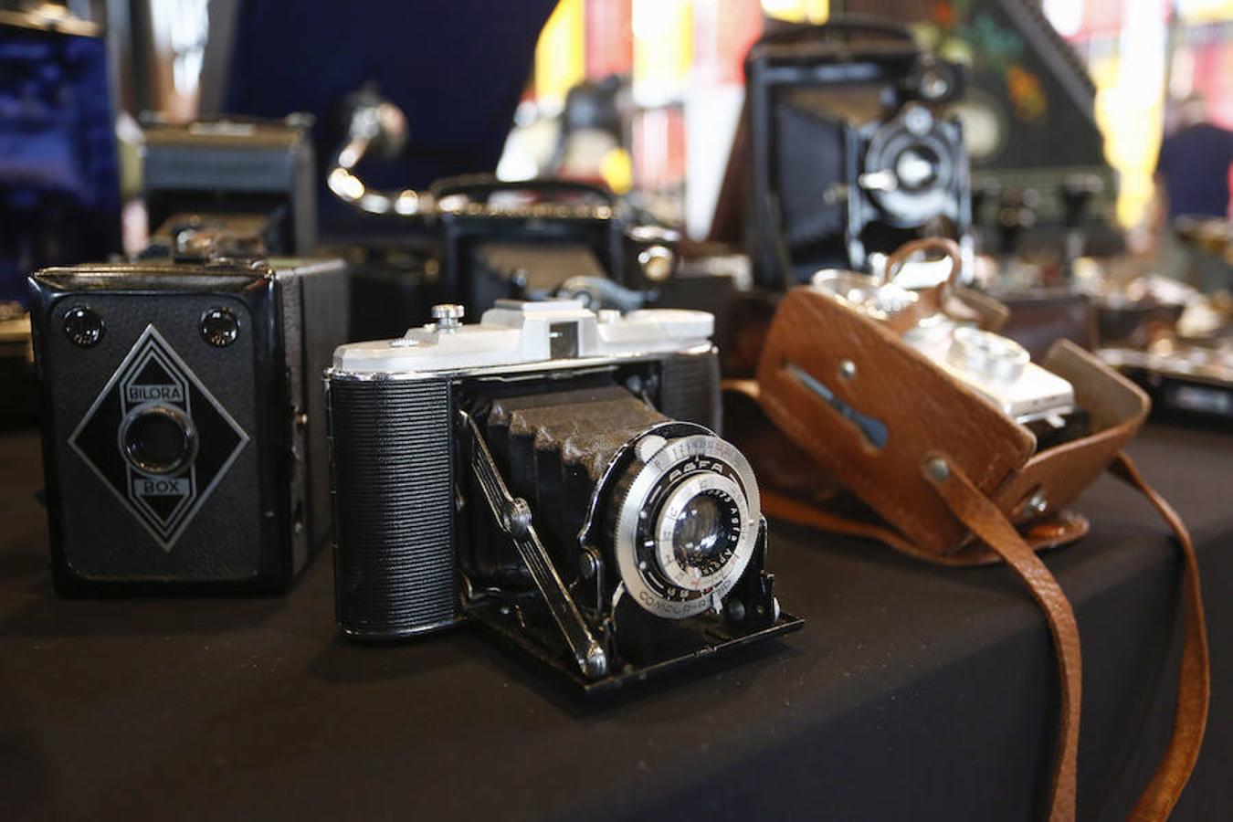 Se abre en el Palacio de Exposiciones de León la Feria Vintage, una cita para los apasionados de las antiguedades.