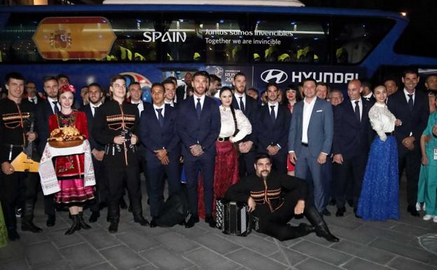 Los integrantes de 'La Roja', a su llegada a Krasnodar.