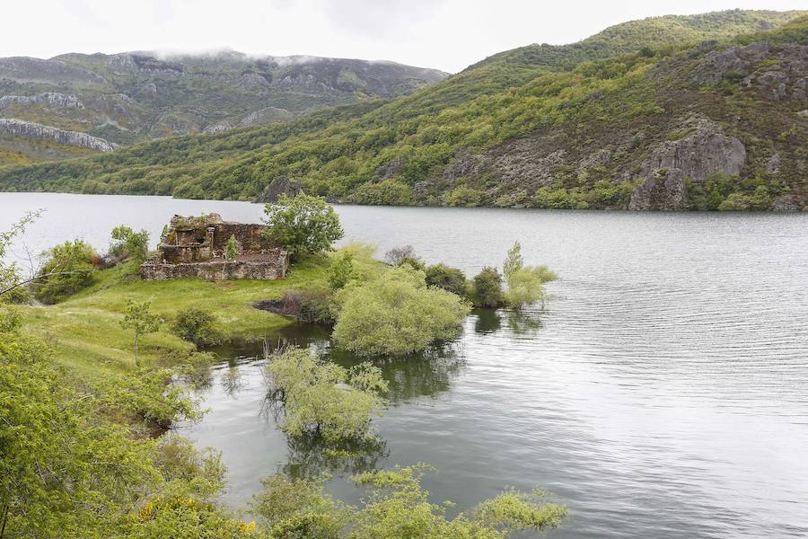 Fotos: Embalse de los Barrios de Luna al 96% de su capacidad