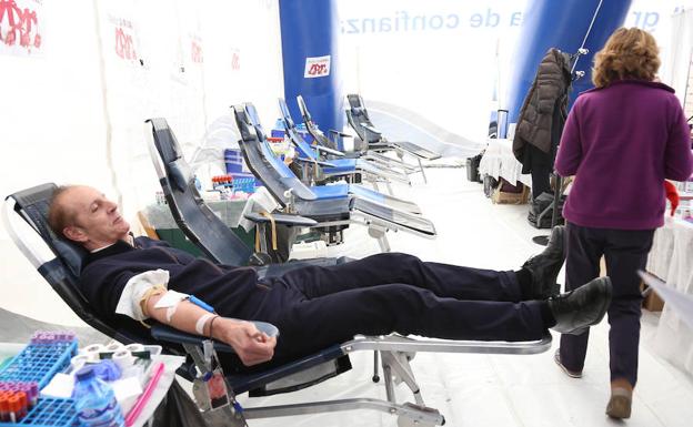 Carpa de donación de sangre en la calle Acera de Recoletos .