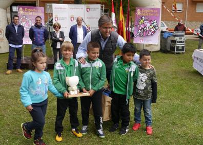 Imagen secundaria 1 - Más de 300 escolares asisten en Villamoros a la entrega de premios que sirve de colofón de los Juegos Escolares