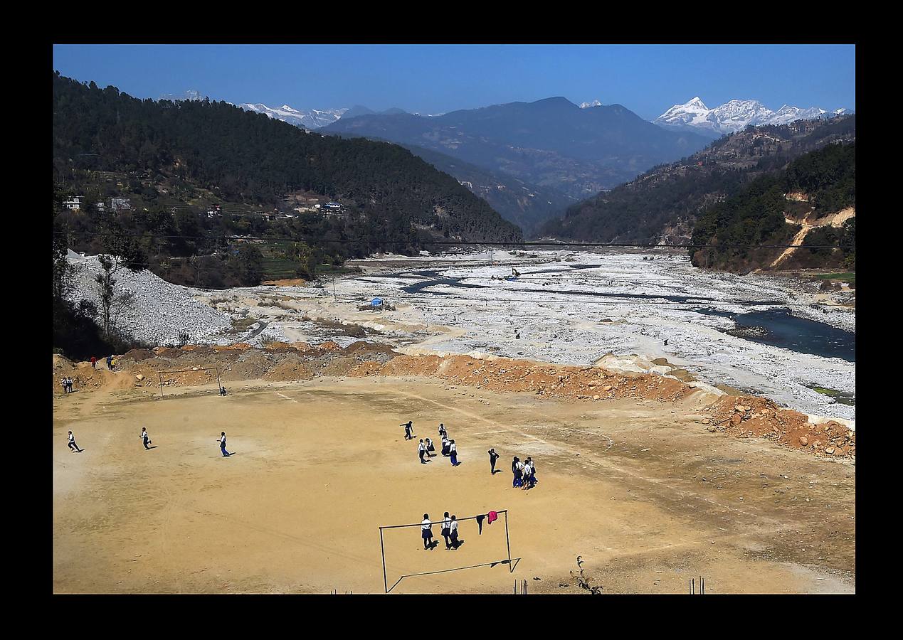 Mientras Rusia da los últimos retoques y cuida con esmero los estadios que serán sedes de la Copa del Mundo, el fútbol sigue practicándose en una sorprendente variedad de escenarios. Lo mismo da una plataforma flotante frente a las costas de Tailandia, que un campo nevado en el norte de Italia o las polvorientas calles de centenares de suburbios, pueblos y aldeas remotas. Los ídolos exhibirán su grandeza rodeados de boato en un espectáculo global, que comenzará el día 14, mientras jóvenes de todo el mundo patean rudimentarias pelotas en las calles. Algunos incluso descalzos.