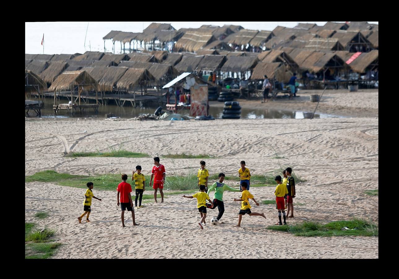 Mientras Rusia da los últimos retoques y cuida con esmero los estadios que serán sedes de la Copa del Mundo, el fútbol sigue practicándose en una sorprendente variedad de escenarios. Lo mismo da una plataforma flotante frente a las costas de Tailandia, que un campo nevado en el norte de Italia o las polvorientas calles de centenares de suburbios, pueblos y aldeas remotas. Los ídolos exhibirán su grandeza rodeados de boato en un espectáculo global, que comenzará el día 14, mientras jóvenes de todo el mundo patean rudimentarias pelotas en las calles. Algunos incluso descalzos.