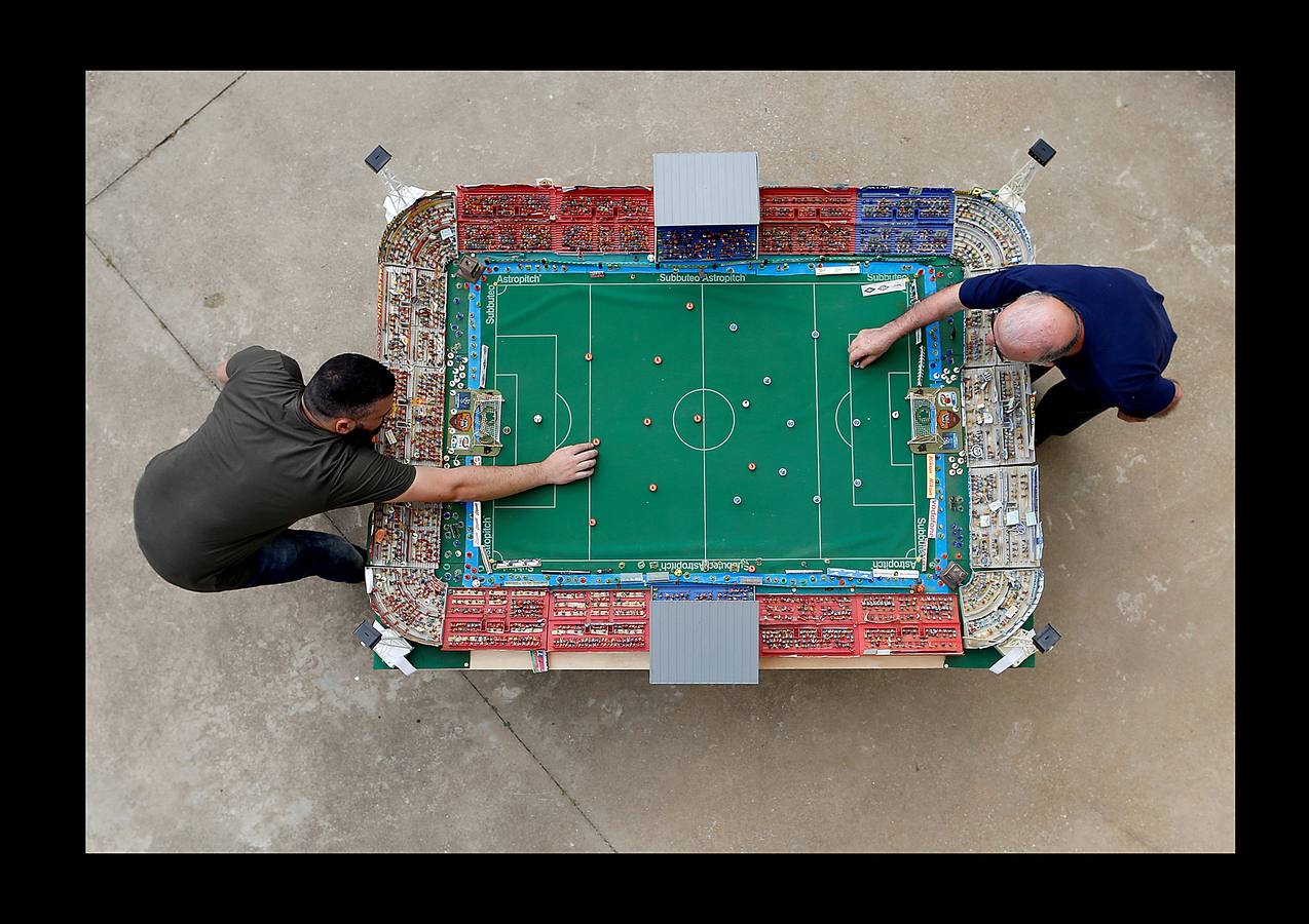 Mientras Rusia da los últimos retoques y cuida con esmero los estadios que serán sedes de la Copa del Mundo, el fútbol sigue practicándose en una sorprendente variedad de escenarios. Lo mismo da una plataforma flotante frente a las costas de Tailandia, que un campo nevado en el norte de Italia o las polvorientas calles de centenares de suburbios, pueblos y aldeas remotas. Los ídolos exhibirán su grandeza rodeados de boato en un espectáculo global, que comenzará el día 14, mientras jóvenes de todo el mundo patean rudimentarias pelotas en las calles. Algunos incluso descalzos.