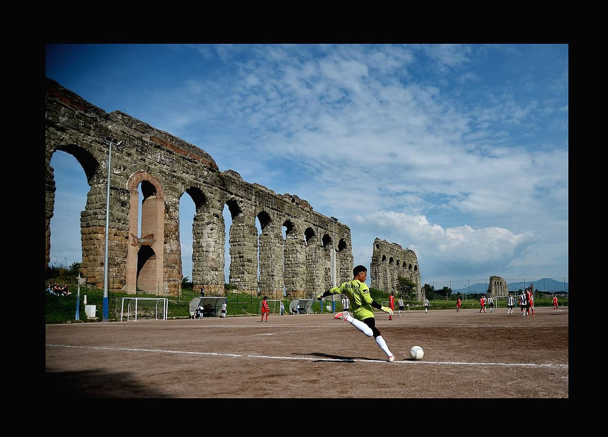 Mientras Rusia da los últimos retoques y cuida con esmero los estadios que serán sedes de la Copa del Mundo, el fútbol sigue practicándose en una sorprendente variedad de escenarios. Lo mismo da una plataforma flotante frente a las costas de Tailandia, que un campo nevado en el norte de Italia o las polvorientas calles de centenares de suburbios, pueblos y aldeas remotas. Los ídolos exhibirán su grandeza rodeados de boato en un espectáculo global, que comenzará el día 14, mientras jóvenes de todo el mundo patean rudimentarias pelotas en las calles. Algunos incluso descalzos.