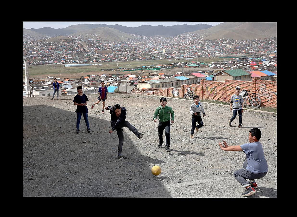 Mientras Rusia da los últimos retoques y cuida con esmero los estadios que serán sedes de la Copa del Mundo, el fútbol sigue practicándose en una sorprendente variedad de escenarios. Lo mismo da una plataforma flotante frente a las costas de Tailandia, que un campo nevado en el norte de Italia o las polvorientas calles de centenares de suburbios, pueblos y aldeas remotas. Los ídolos exhibirán su grandeza rodeados de boato en un espectáculo global, que comenzará el día 14, mientras jóvenes de todo el mundo patean rudimentarias pelotas en las calles. Algunos incluso descalzos.