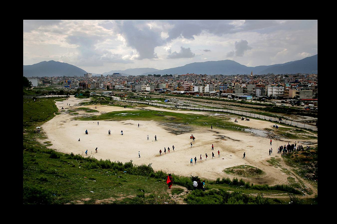 Mientras Rusia da los últimos retoques y cuida con esmero los estadios que serán sedes de la Copa del Mundo, el fútbol sigue practicándose en una sorprendente variedad de escenarios. Lo mismo da una plataforma flotante frente a las costas de Tailandia, que un campo nevado en el norte de Italia o las polvorientas calles de centenares de suburbios, pueblos y aldeas remotas. Los ídolos exhibirán su grandeza rodeados de boato en un espectáculo global, que comenzará el día 14, mientras jóvenes de todo el mundo patean rudimentarias pelotas en las calles. Algunos incluso descalzos.