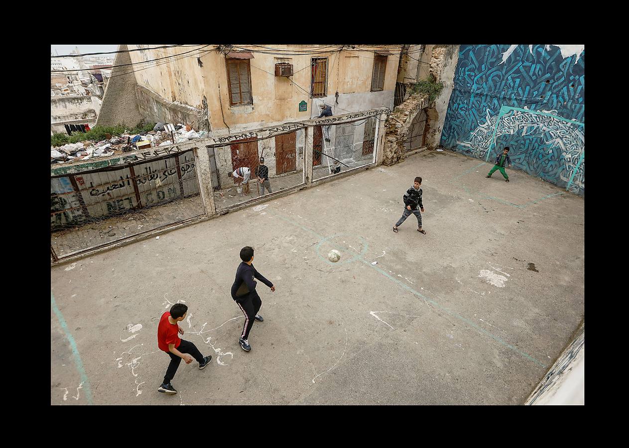 Mientras Rusia da los últimos retoques y cuida con esmero los estadios que serán sedes de la Copa del Mundo, el fútbol sigue practicándose en una sorprendente variedad de escenarios. Lo mismo da una plataforma flotante frente a las costas de Tailandia, que un campo nevado en el norte de Italia o las polvorientas calles de centenares de suburbios, pueblos y aldeas remotas. Los ídolos exhibirán su grandeza rodeados de boato en un espectáculo global, que comenzará el día 14, mientras jóvenes de todo el mundo patean rudimentarias pelotas en las calles. Algunos incluso descalzos.