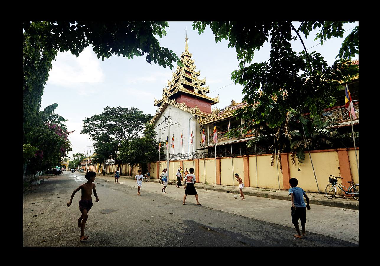 Mientras Rusia da los últimos retoques y cuida con esmero los estadios que serán sedes de la Copa del Mundo, el fútbol sigue practicándose en una sorprendente variedad de escenarios. Lo mismo da una plataforma flotante frente a las costas de Tailandia, que un campo nevado en el norte de Italia o las polvorientas calles de centenares de suburbios, pueblos y aldeas remotas. Los ídolos exhibirán su grandeza rodeados de boato en un espectáculo global, que comenzará el día 14, mientras jóvenes de todo el mundo patean rudimentarias pelotas en las calles. Algunos incluso descalzos.