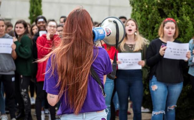 Estudiantes de Bachillerato se manifiestan frente a la Facultad de Filosofía y Letras del Campus de Cáceres.