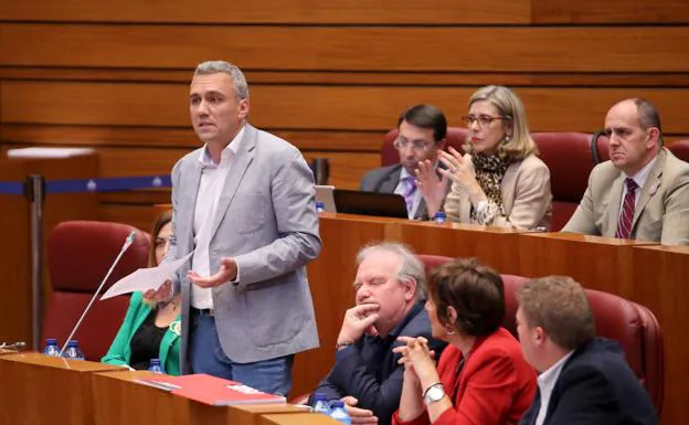El procurador socialista Javier Izquierdo durante su intervención en el Pleno de las Cortes.