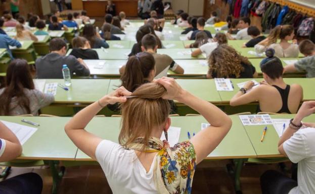 Alumnos durante un examen de EBAU. 