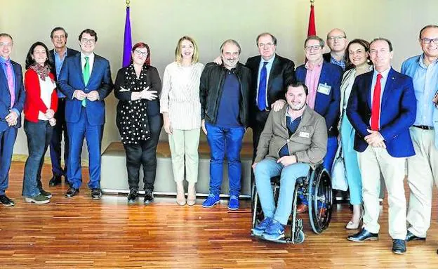 Alfonso Fernández Mañueco, Alicia García, y el presidente Herrera, con el sector. :: 