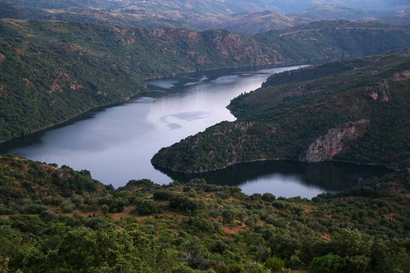 Los últimos rayos del sol en el Duero desde el mirador de Escalera en Fermoselle (Zamora).