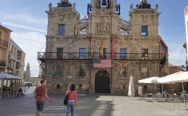 Bandera norteamericana en el Ayuntamiento de Astorga.