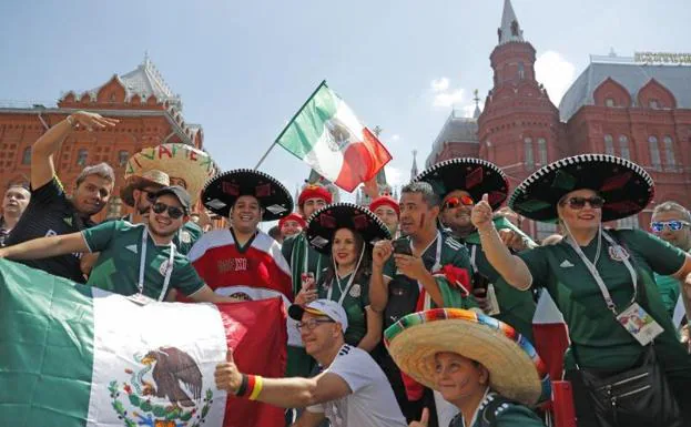 Aficionados mexicanos en la Plaza Roja de Moscú.
