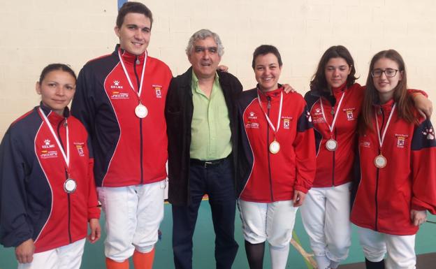 El Club Sala de Esgrima León suma 13 medallas en el autonómico