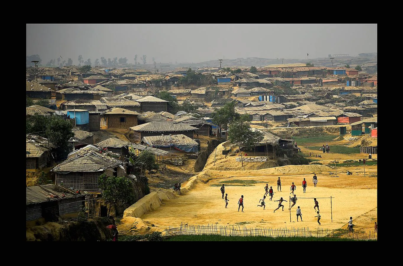 Una parte de los refugiados Rohingya que huyeron de Myanmar han encontrado trabajo en las pesquerías de la vecina Bangladesh. El campamento de refugiados de Shamlapur, cercano a una colonia de pescadores, es el hogar de unos 10.000 refugiados, que trabajan en la mar por alrededor de 3 dólares y una parte de las capturas. Las mujeres acompañan a sus maridos en la tarea secando y clasificando los peces sobre enormes mesas de madera, envueltas en moscas por un salario aún menor. Según funcionarios del Gobierno esta industria genera ingresos de 20 millones de dólares. Pero incluso los niños tienen que trabajar duro.