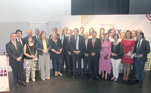 Foto de familia de los premiados.