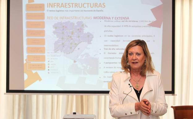 La consejera de Economía y Hacienda, Pilar Del Olmo, presenta Castilla y León como destino de inversión a representantes de empresas y embajadas.