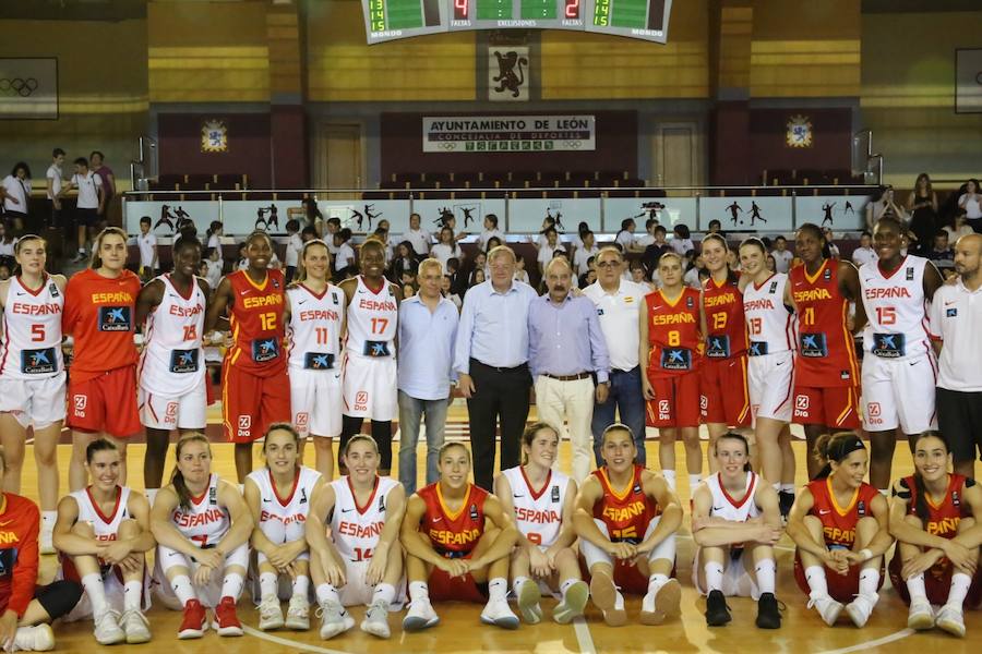 Fotos: Silván recibe a las selecciones sub-20 y sub-23 de baloncesto femenino en León