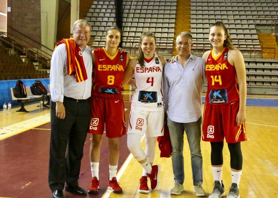 Fotos: Silván recibe a las selecciones sub-20 y sub-23 de baloncesto femenino en León