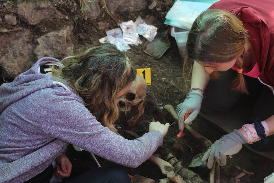 Fotos: Exhumación en el cementerio de Canseco