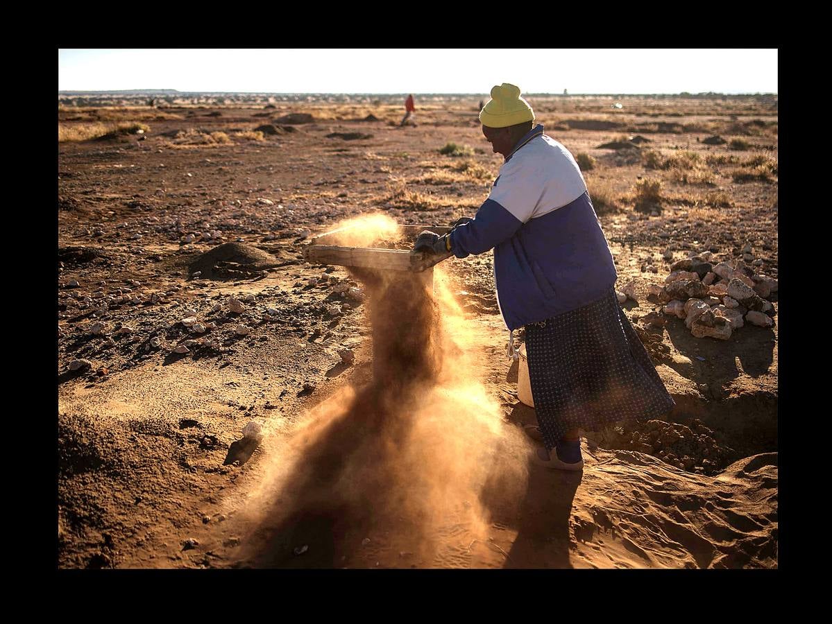 La localidad de Kimberley, en el centro de Sudáfrica, se hizo famosa en el último tercio del siglo XIX gracias a la fiebre del diamante. A la sombra de «Big Hole» (el gran agujero), la mina que convirtió la ciudad en una especie de poblado del Lejano Oeste, florecieron las grandes explotaciones. También los pequeños mineros independientes, que se afanaban entre los restos y gangas de las grandes compañías. Hace un par de meses 800 de estos mineros, que aún tientan a la suerte fuera de la ley, recibieron permisos para operar en una vasta extensión de terreno cerca de Kimberley. Un acuerdo histórico para frenar el crecimiento de la minería ilegal, estimulado por el desempleo. 