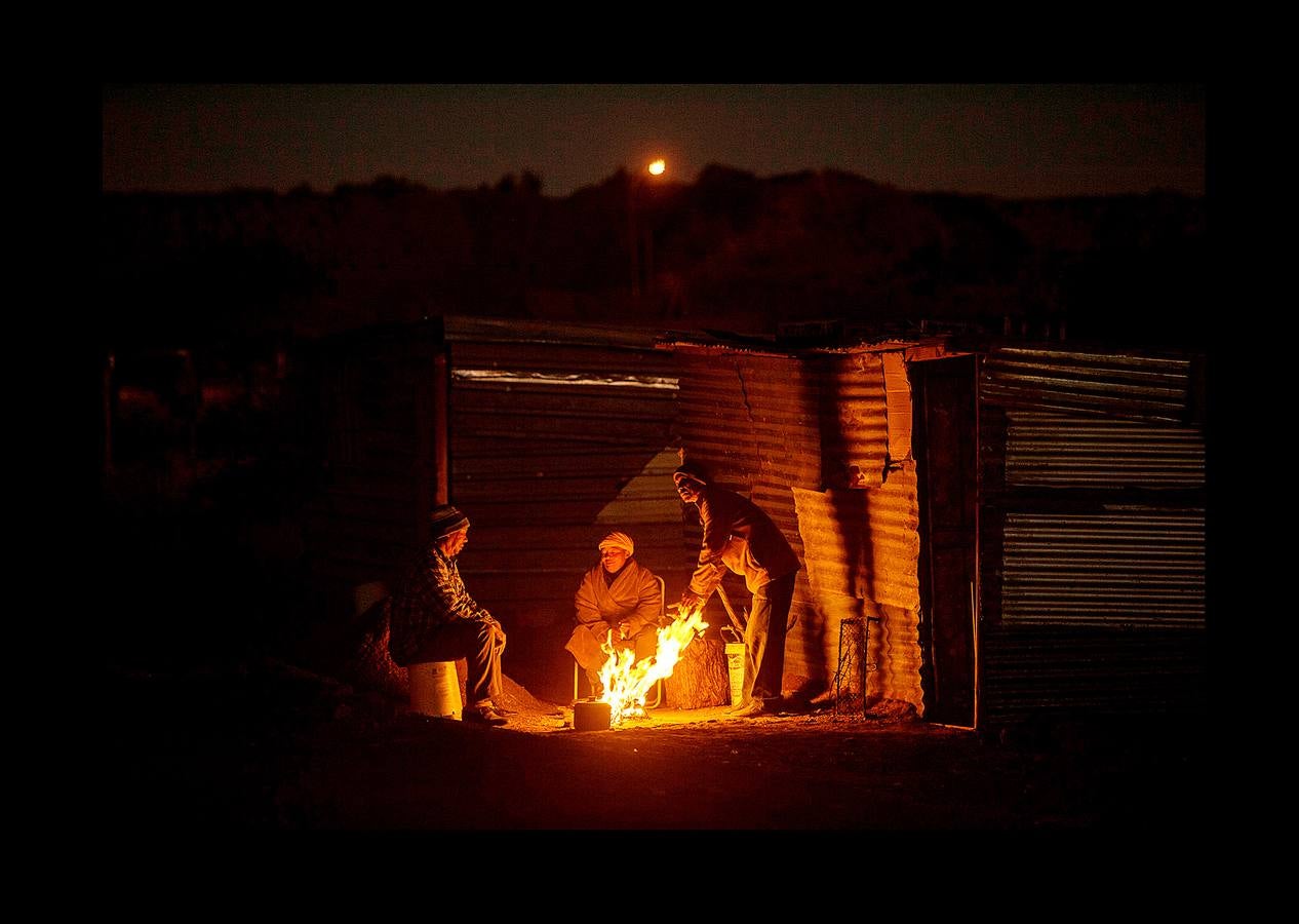 La localidad de Kimberley, en el centro de Sudáfrica, se hizo famosa en el último tercio del siglo XIX gracias a la fiebre del diamante. A la sombra de «Big Hole» (el gran agujero), la mina que convirtió la ciudad en una especie de poblado del Lejano Oeste, florecieron las grandes explotaciones. También los pequeños mineros independientes, que se afanaban entre los restos y gangas de las grandes compañías. Hace un par de meses 800 de estos mineros, que aún tientan a la suerte fuera de la ley, recibieron permisos para operar en una vasta extensión de terreno cerca de Kimberley. Un acuerdo histórico para frenar el crecimiento de la minería ilegal, estimulado por el desempleo. 