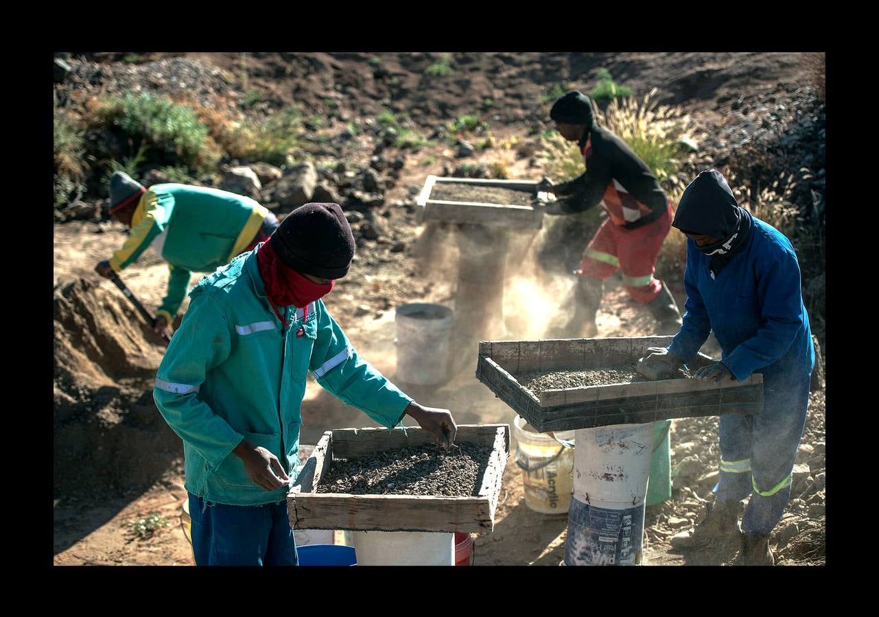 La localidad de Kimberley, en el centro de Sudáfrica, se hizo famosa en el último tercio del siglo XIX gracias a la fiebre del diamante. A la sombra de «Big Hole» (el gran agujero), la mina que convirtió la ciudad en una especie de poblado del Lejano Oeste, florecieron las grandes explotaciones. También los pequeños mineros independientes, que se afanaban entre los restos y gangas de las grandes compañías. Hace un par de meses 800 de estos mineros, que aún tientan a la suerte fuera de la ley, recibieron permisos para operar en una vasta extensión de terreno cerca de Kimberley. Un acuerdo histórico para frenar el crecimiento de la minería ilegal, estimulado por el desempleo. 