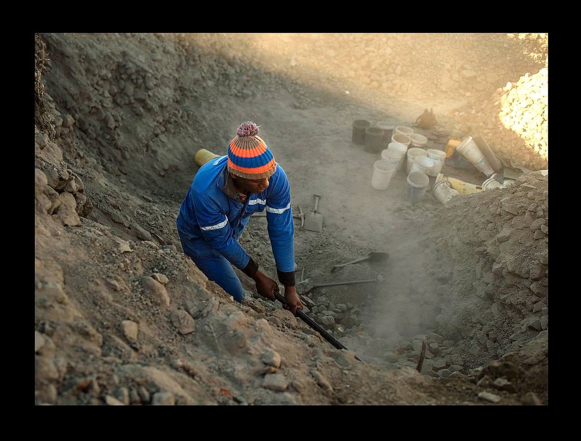 La localidad de Kimberley, en el centro de Sudáfrica, se hizo famosa en el último tercio del siglo XIX gracias a la fiebre del diamante. A la sombra de «Big Hole» (el gran agujero), la mina que convirtió la ciudad en una especie de poblado del Lejano Oeste, florecieron las grandes explotaciones. También los pequeños mineros independientes, que se afanaban entre los restos y gangas de las grandes compañías. Hace un par de meses 800 de estos mineros, que aún tientan a la suerte fuera de la ley, recibieron permisos para operar en una vasta extensión de terreno cerca de Kimberley. Un acuerdo histórico para frenar el crecimiento de la minería ilegal, estimulado por el desempleo. 