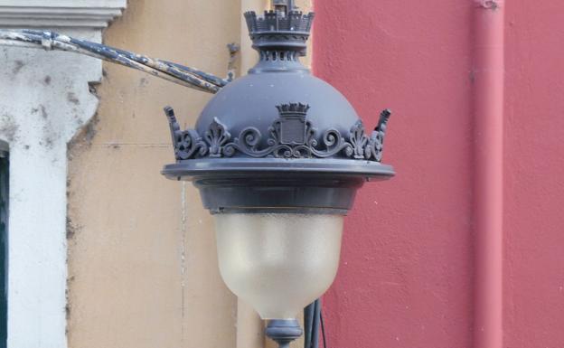 Un punto de luz en la Calle Ancha de León capital.