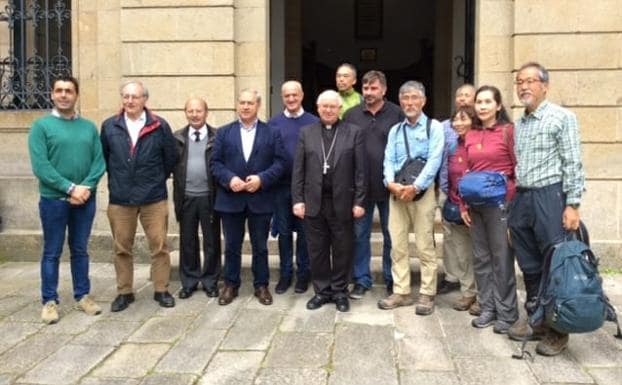 El arzobispo de Santiago de Compostela, Julián Barrio, junto a la delegación japonesa que inició en Ponferrada una peregrinación promocional por los municipios del Camino de Invierno.