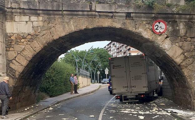 Imagen del vehículo tras empotrarse contra el puente de San Marcos este jueves.