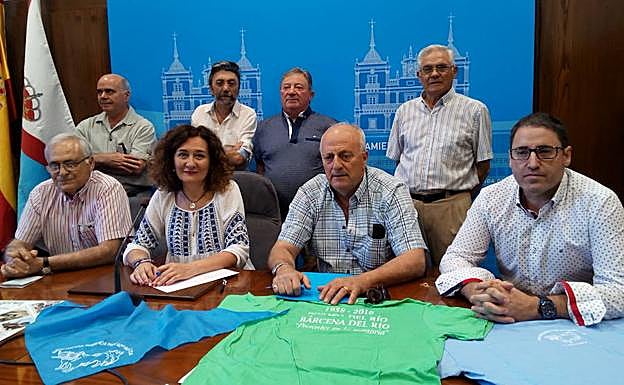La alcaldesa de Ponferrada, Gloria Fernández Merayo, junto al regidor de Congosto, Rafael Insunza, y representantes de la Asociación de Romeros Pantano de Bárcena, en la presentación de los actos de la romería. 