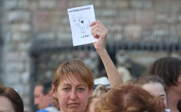 Galería. Una de las manifestantes muestra una pancarta.