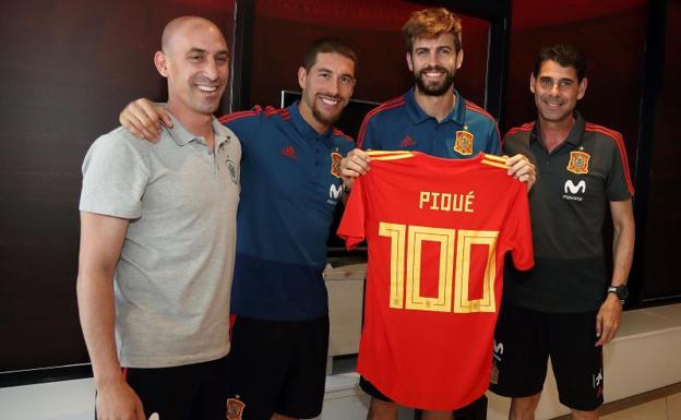 Piqué celebrando sus 100 internacionalidades