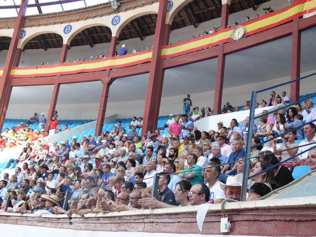 Fotos: Hermoso de Mendoza, Padilla y El Fandi triunfan en León