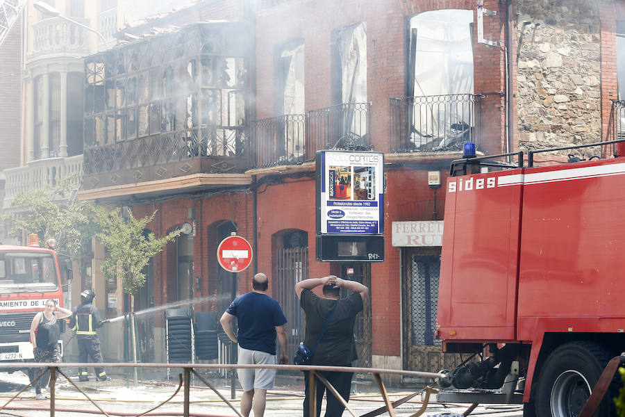 Fotos: Incendio de un edificio en La Bañeza