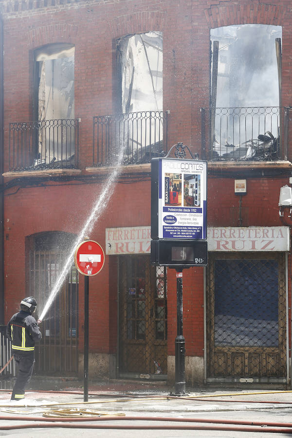 Fotos: Incendio de un edificio en La Bañeza