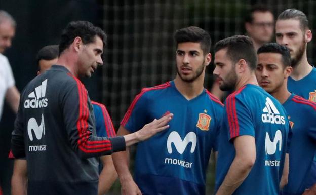 Hierro da órdenes al grupo durante un entrenamiento.