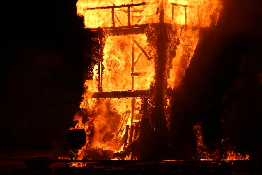 Fotos: Tradicional hoguera de San Juan