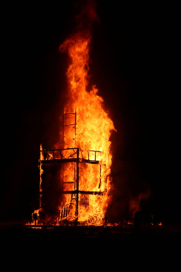 Fotos: Tradicional hoguera de San Juan