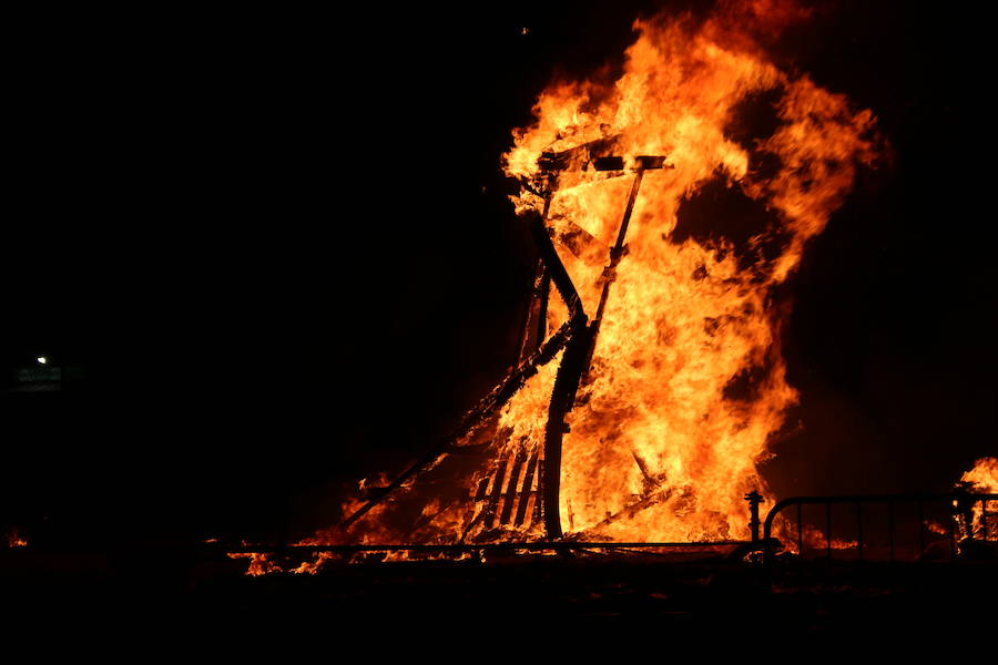 Fotos: Tradicional hoguera de San Juan